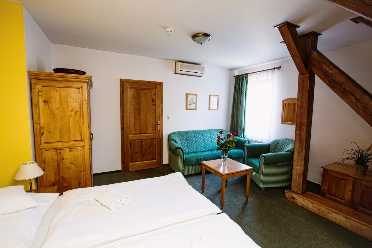 Hotel U Lipy Krusovice Bagian luar foto