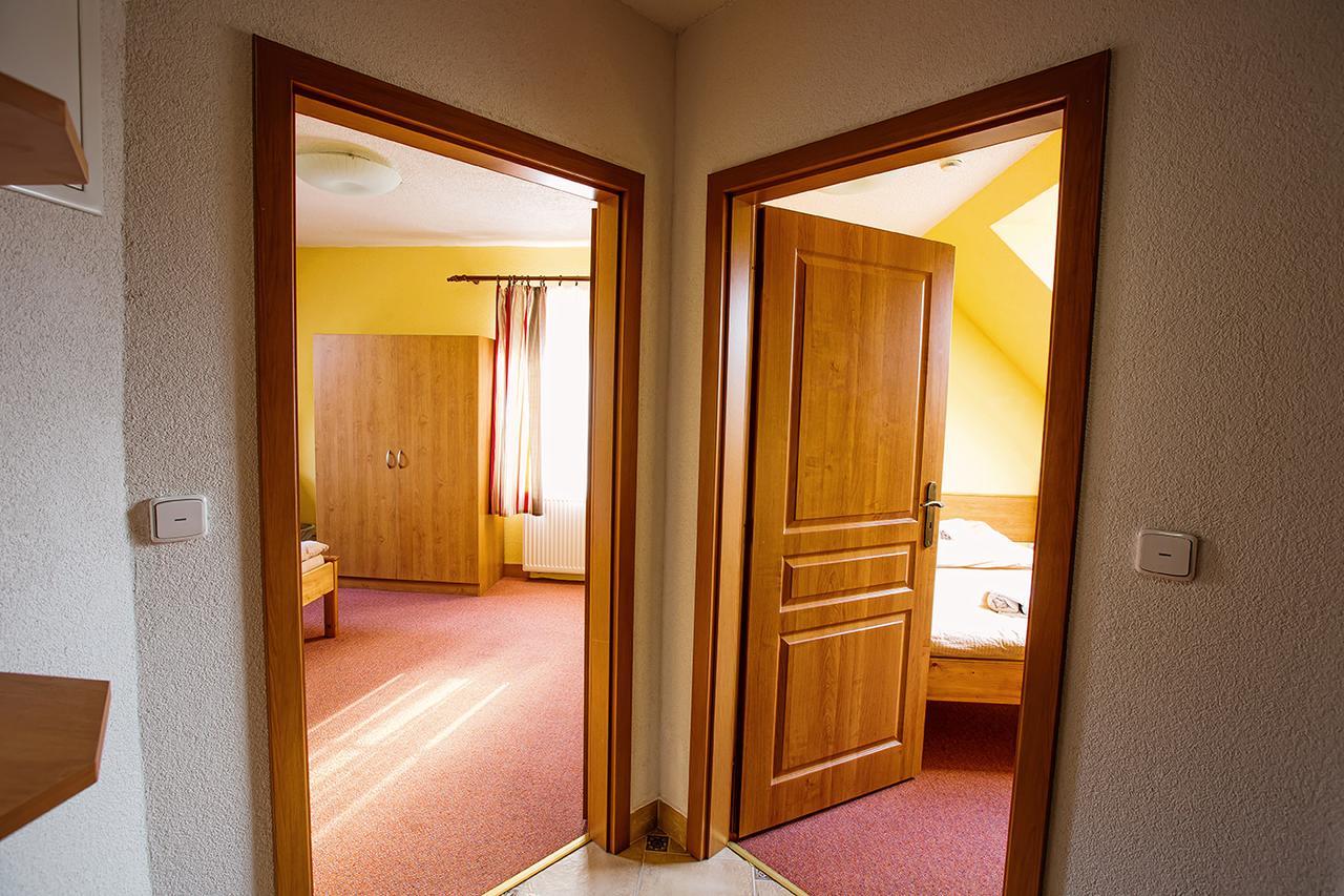 Hotel U Lipy Krusovice Bagian luar foto